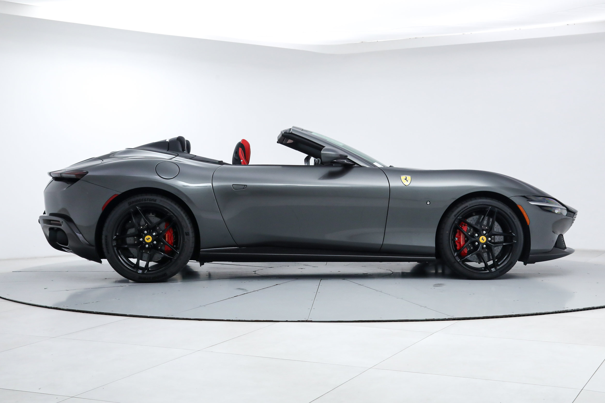 Certified 2025 Ferrari Roma Spider RWD image 9