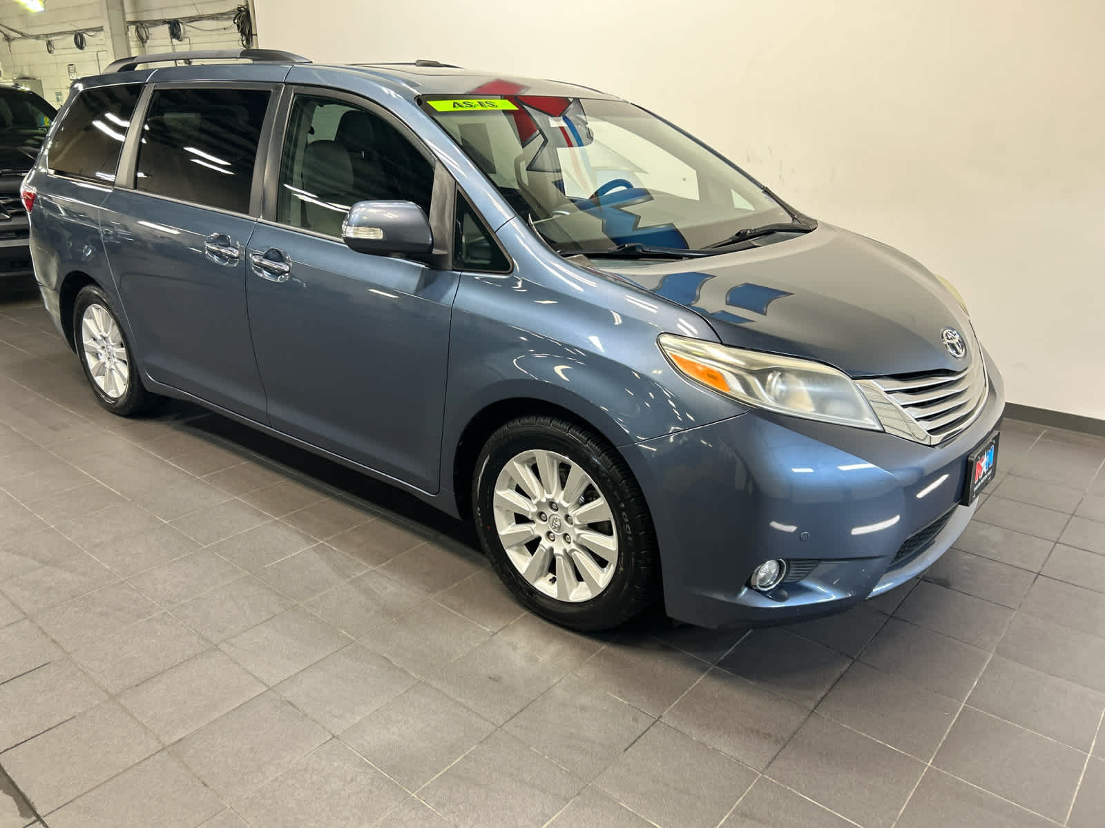 Used 2015 Toyota Sienna Limited Premium FWD image 2