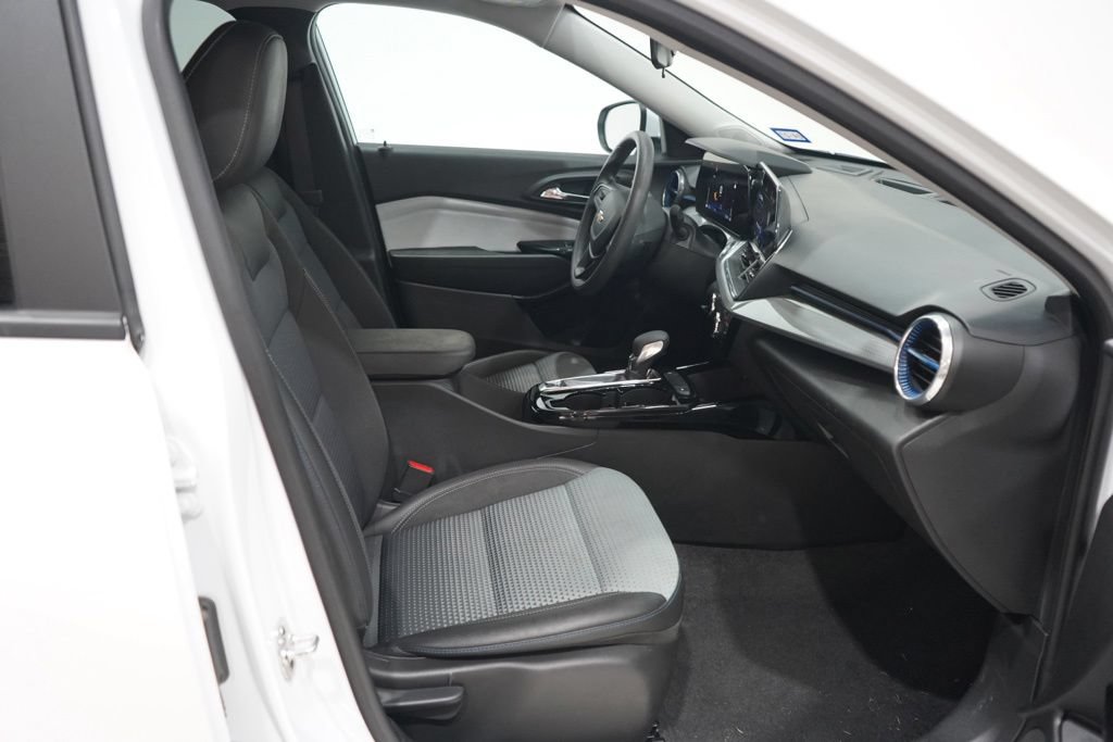 Used 2025 Chevrolet Trax LT FWD image 12