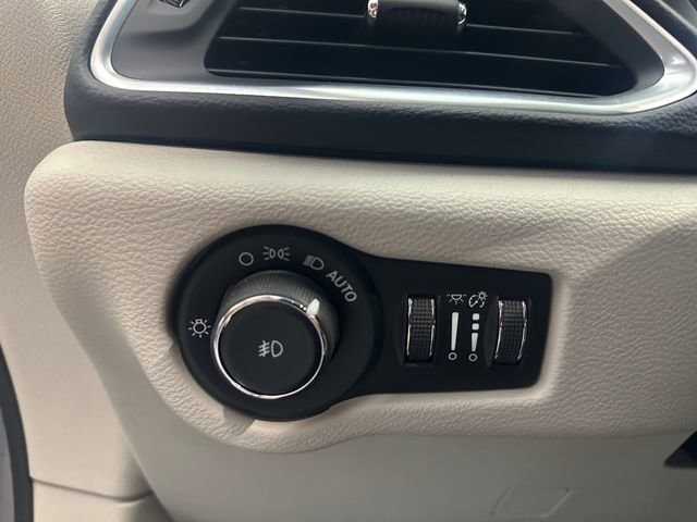 Used 2017 Chrysler Pacifica Touring-L Plus w/ Tire & Wheel Group FWD image 24