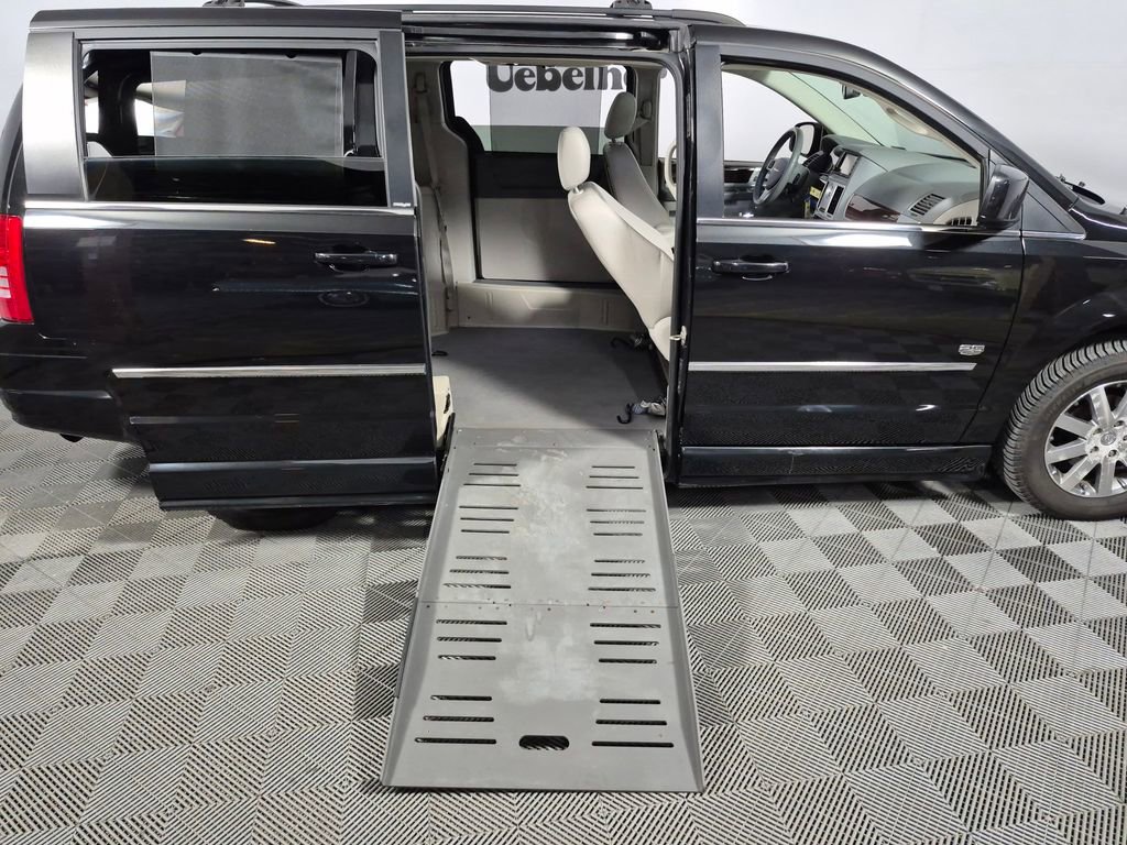 Used 2009 Chrysler Town & Country Touring FWD image 1