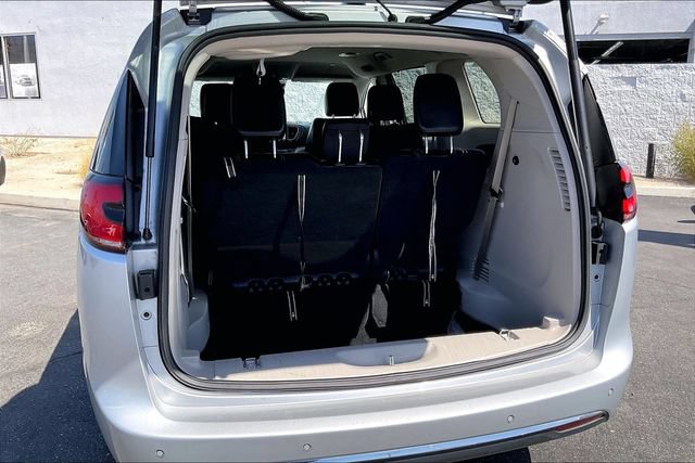 Used 2023 Chrysler Pacifica Touring-L FWD image 34