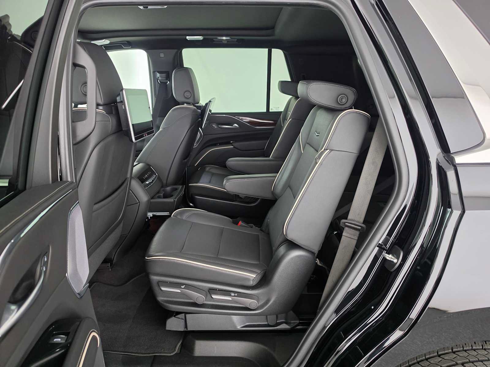 Used 2024 Cadillac Escalade Premium Luxury w/ Performance Package AWD/4WD image 18