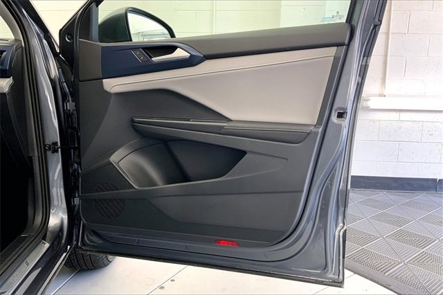 Used 2024 Volkswagen Taos SE image 24