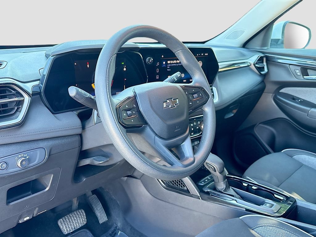 Used 2025 Chevrolet TrailBlazer LT AWD/4WD image 9