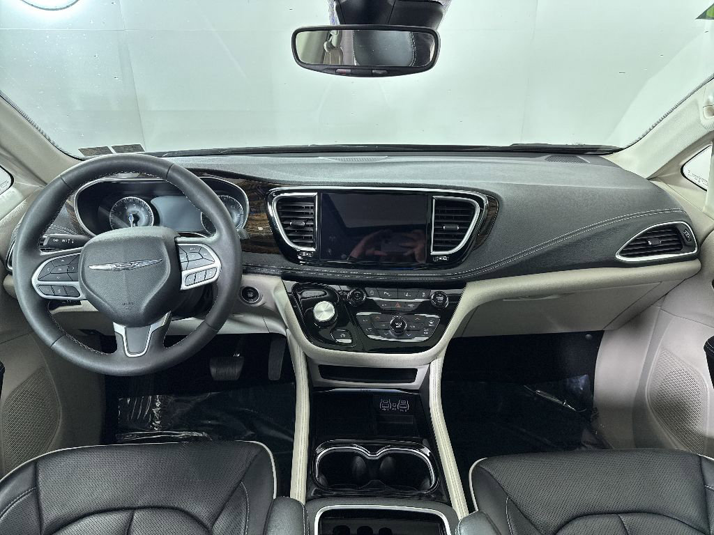 Used 2023 Chrysler Pacifica Limited FWD image 4