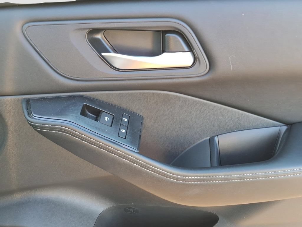 Used 2025 Nissan Rogue SV FWD image 11
