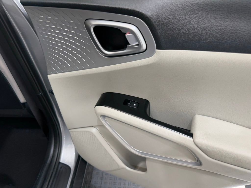 Used 2023 Kia Soul LX image 23