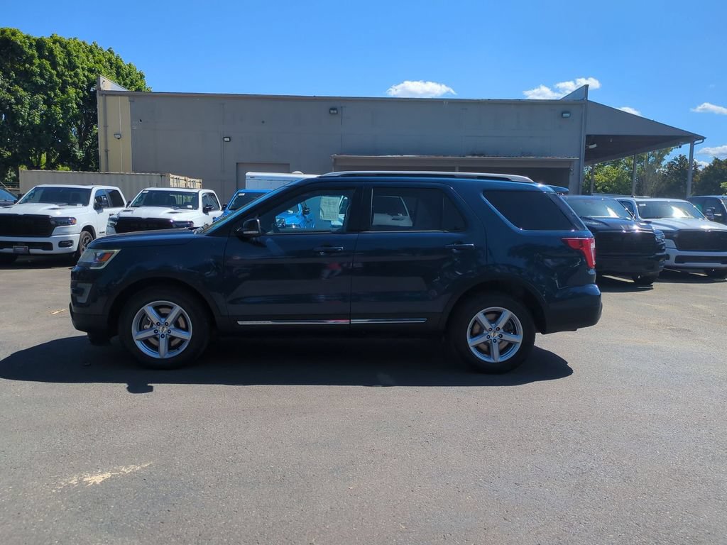 Used 2017 Ford Explorer XLT w/ Equipment Group 202A AWD/4WD image 4