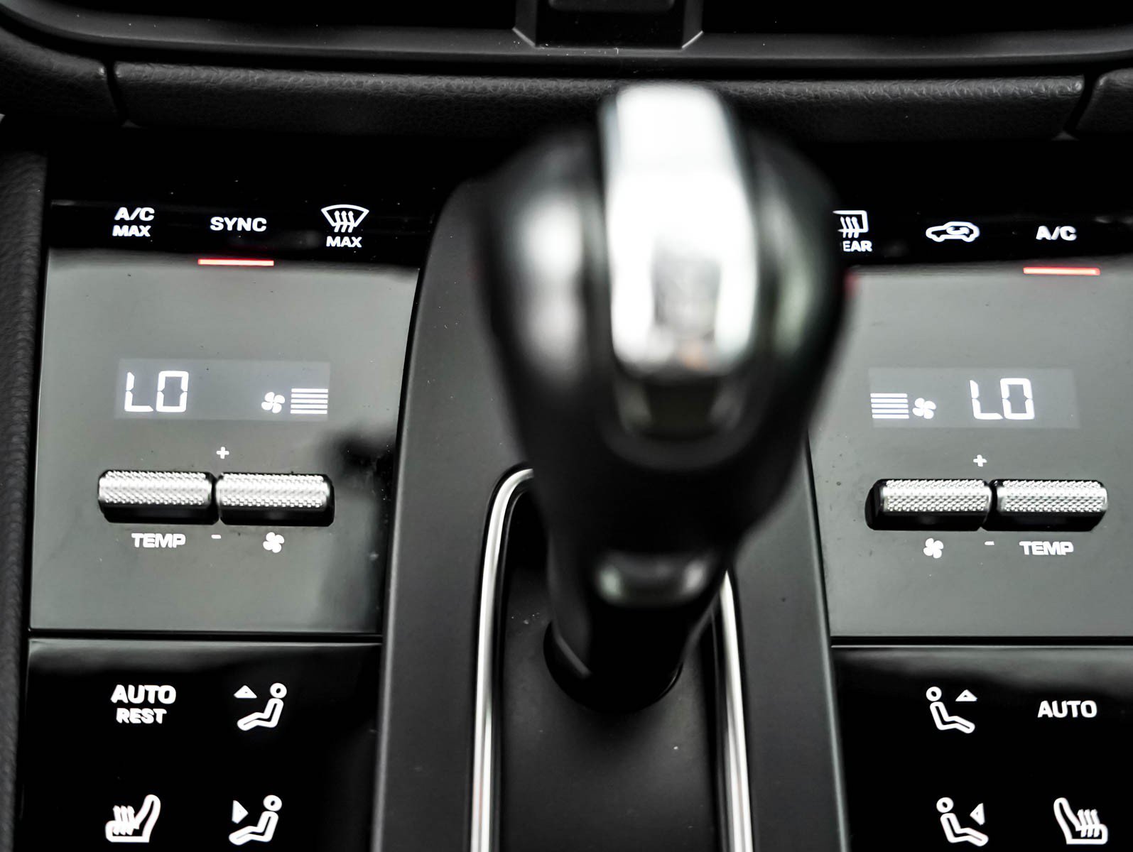 Certified 2024 Porsche Macan w/ Premium Plus Package AWD/4WD image 21