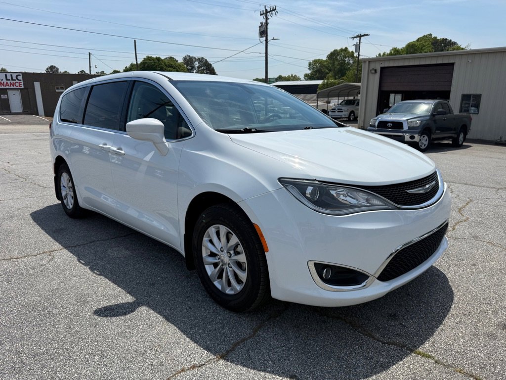 Used 2018 Chrysler Pacifica Touring Plus image 3