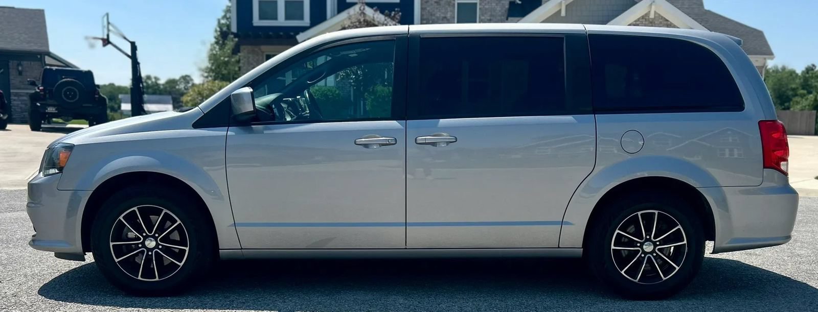 Used 2018 Dodge Grand Caravan SE FWD image 4