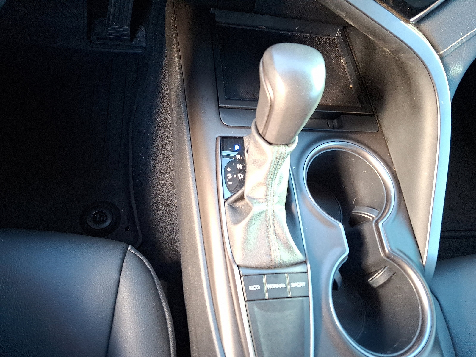 Used 2022 Toyota Camry SE image 16