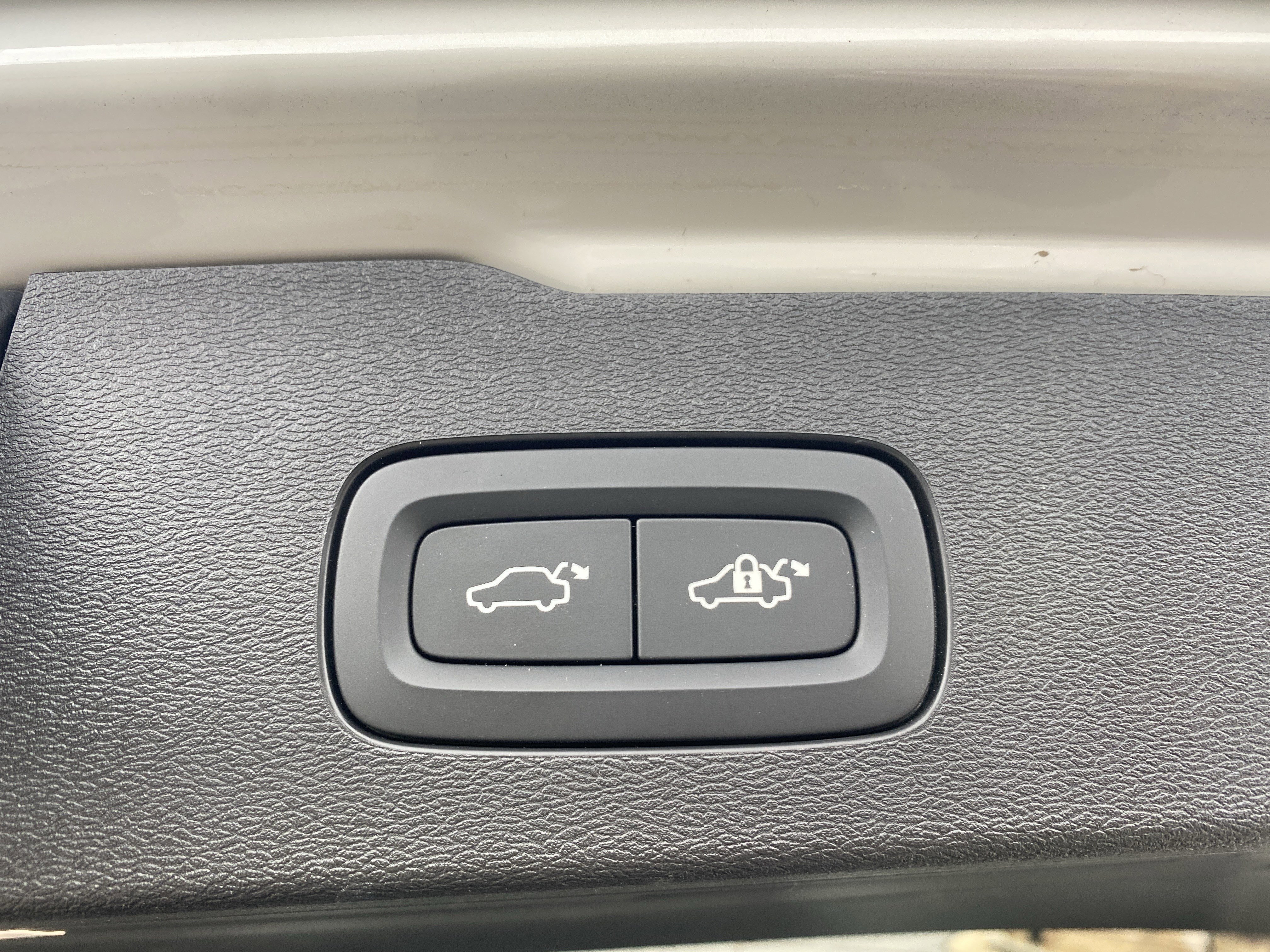 Used 2025 Volvo V60 B5 Cross Country Plus image 51