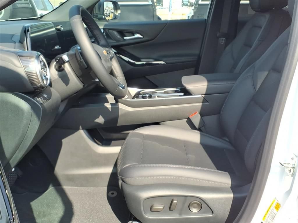 New 2027 Chevrolet Equinox LT w/ Convenience Package II FWD image 16