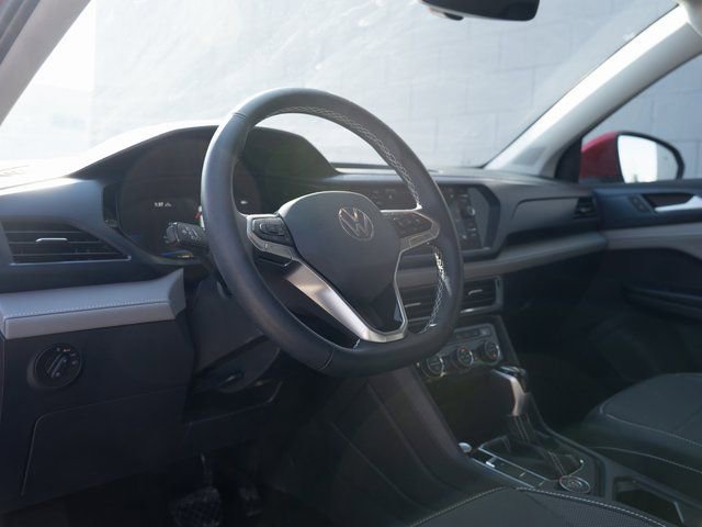 Certified 2024 Volkswagen Taos SE image 5