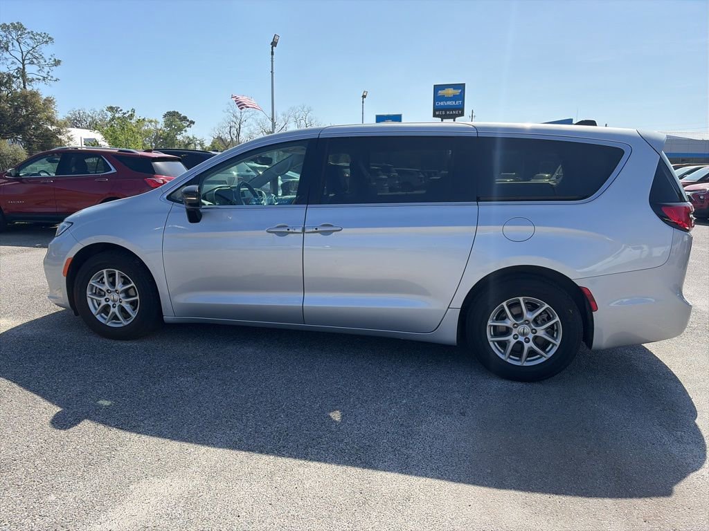 Used 2024 Chrysler Pacifica Touring-L image 7