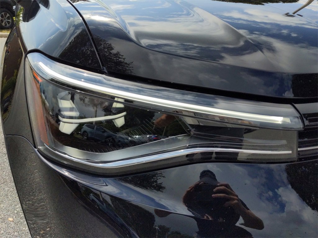 Used 2025 Volkswagen Taos SE image 13