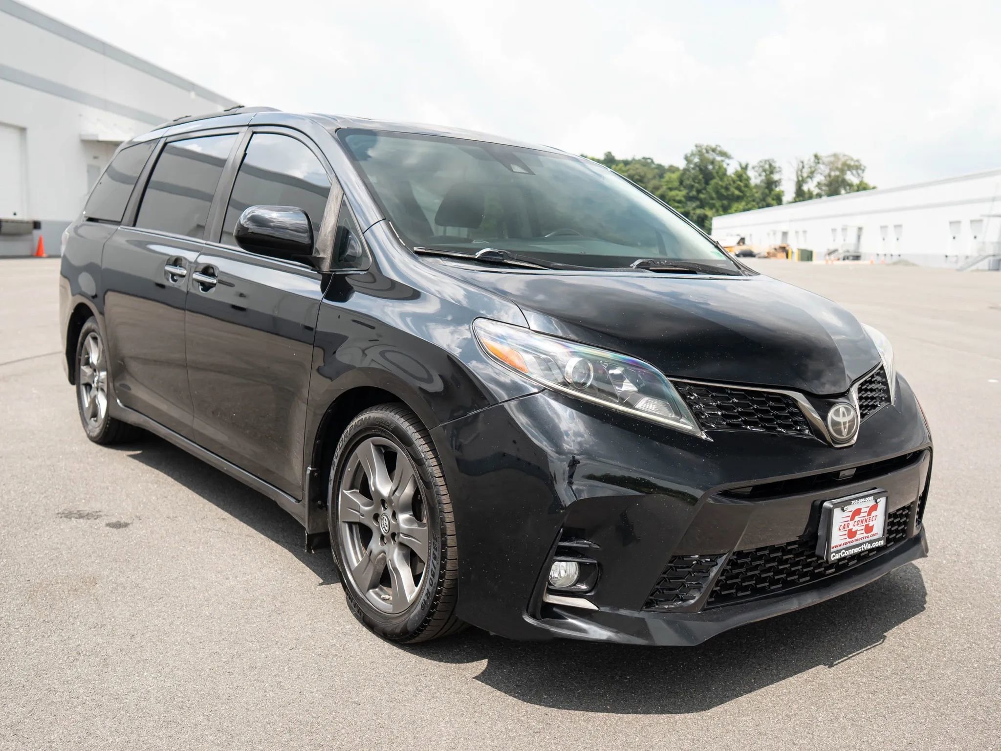 Used 2018 Toyota Sienna SE image 8