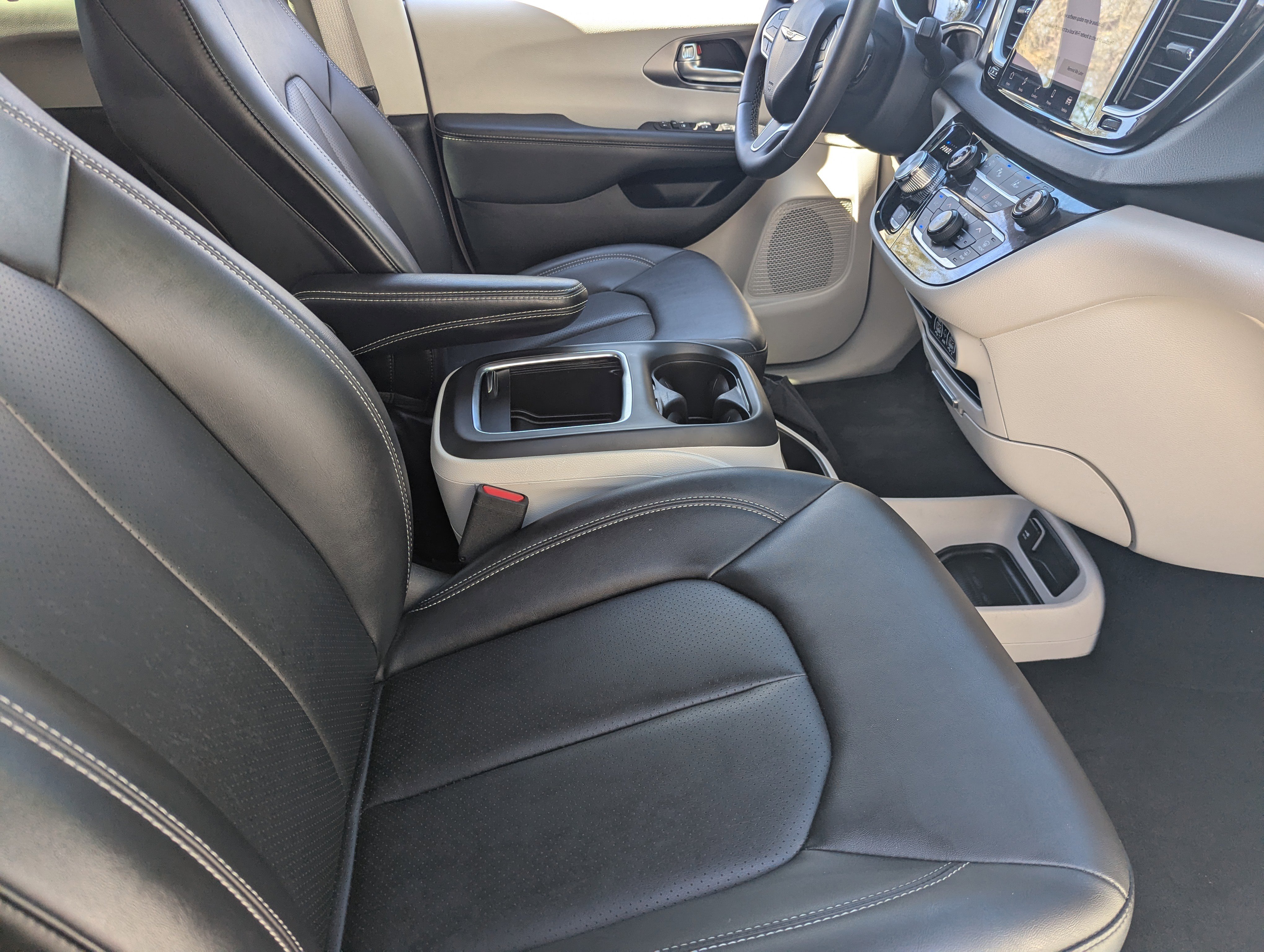 Used 2024 Chrysler Pacifica Touring-L image 9