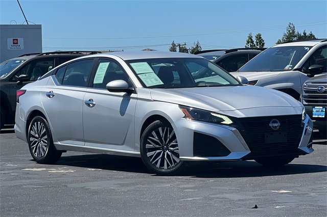 Used 2023 Nissan Altima 2.5 SV image 2