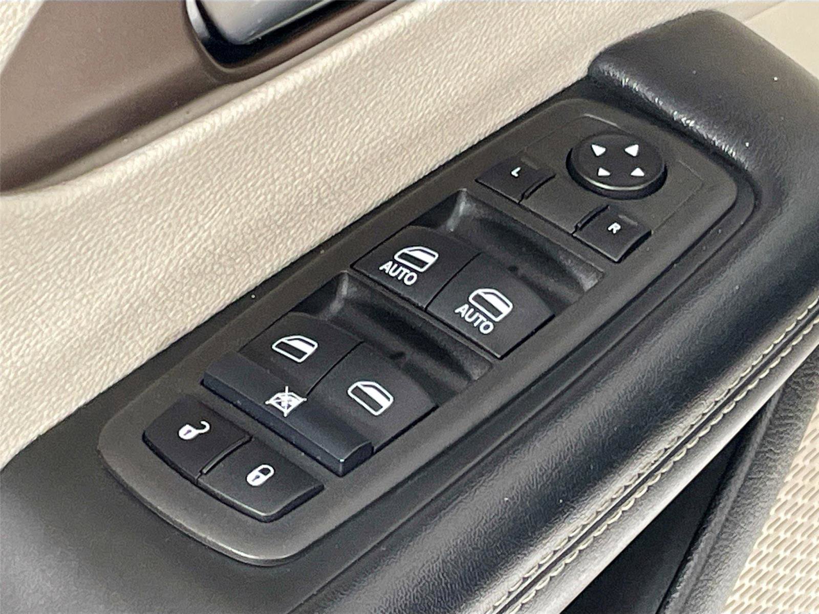 Used 2022 Chrysler Voyager LX image 20