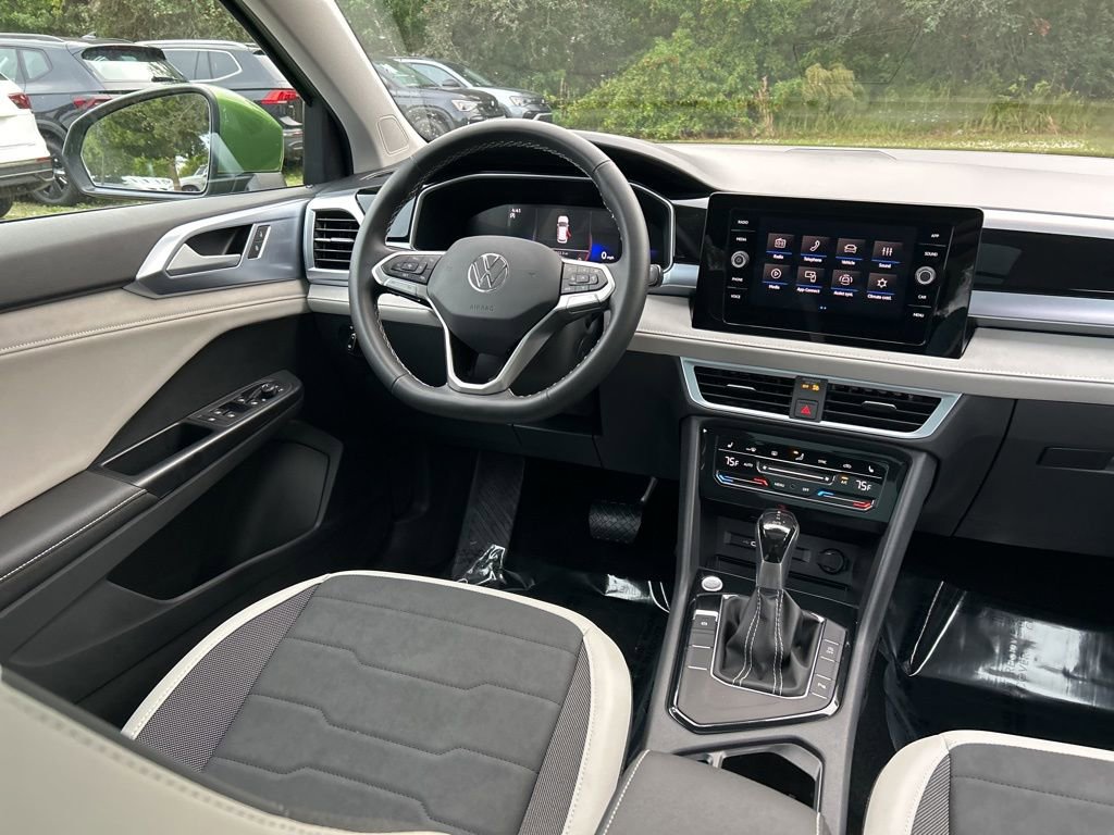 Certified 2025 Volkswagen Taos SE w/ Panoramic Sunroof Package image 9