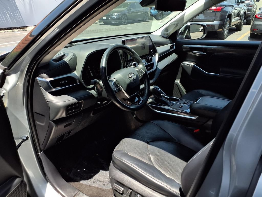 Used 2023 Toyota Highlander Platinum FWD image 16
