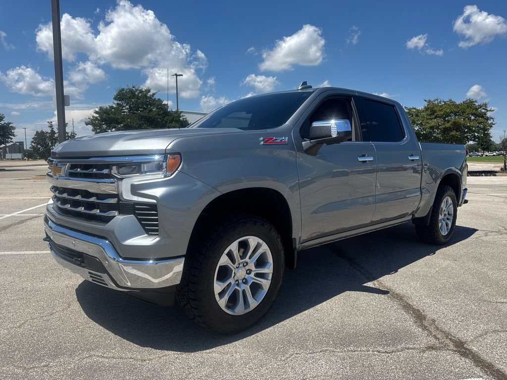 Used 2024 Chevrolet Silverado 1500 LTZ AWD/4WD image 2