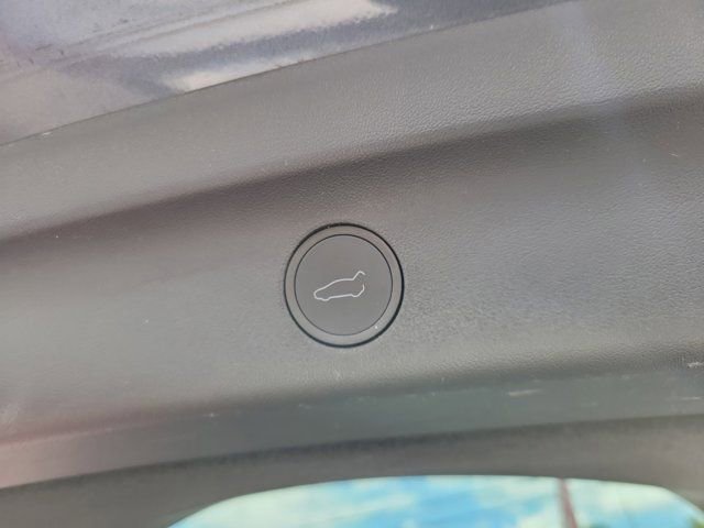 Used 2023 Tesla Model Y Performance AWD/4WD image 9