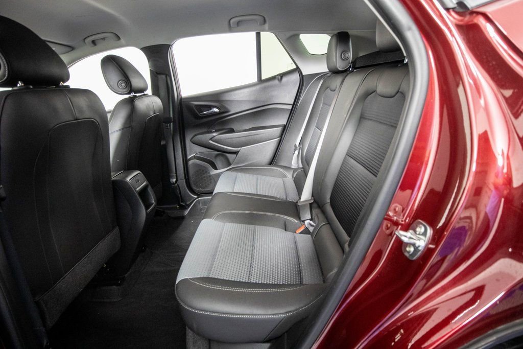 Used 2025 Chevrolet Trax LT w/ LT Convenience Package image 11