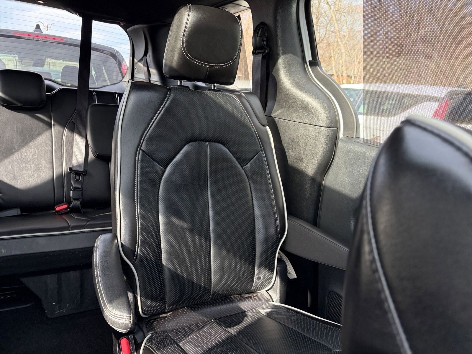 Used 2025 Chrysler Pacifica Limited image 41