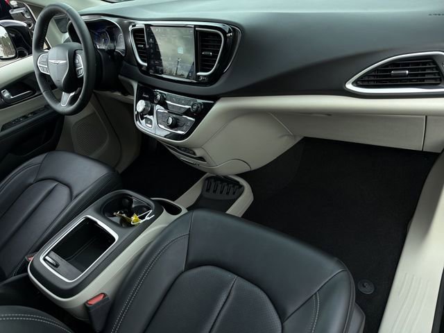 Used 2024 Chrysler Pacifica Touring-L image 34