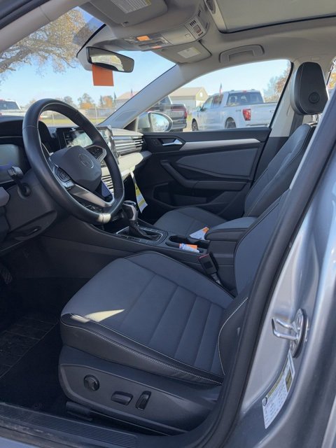 Used 2025 Volkswagen Jetta SE image 4