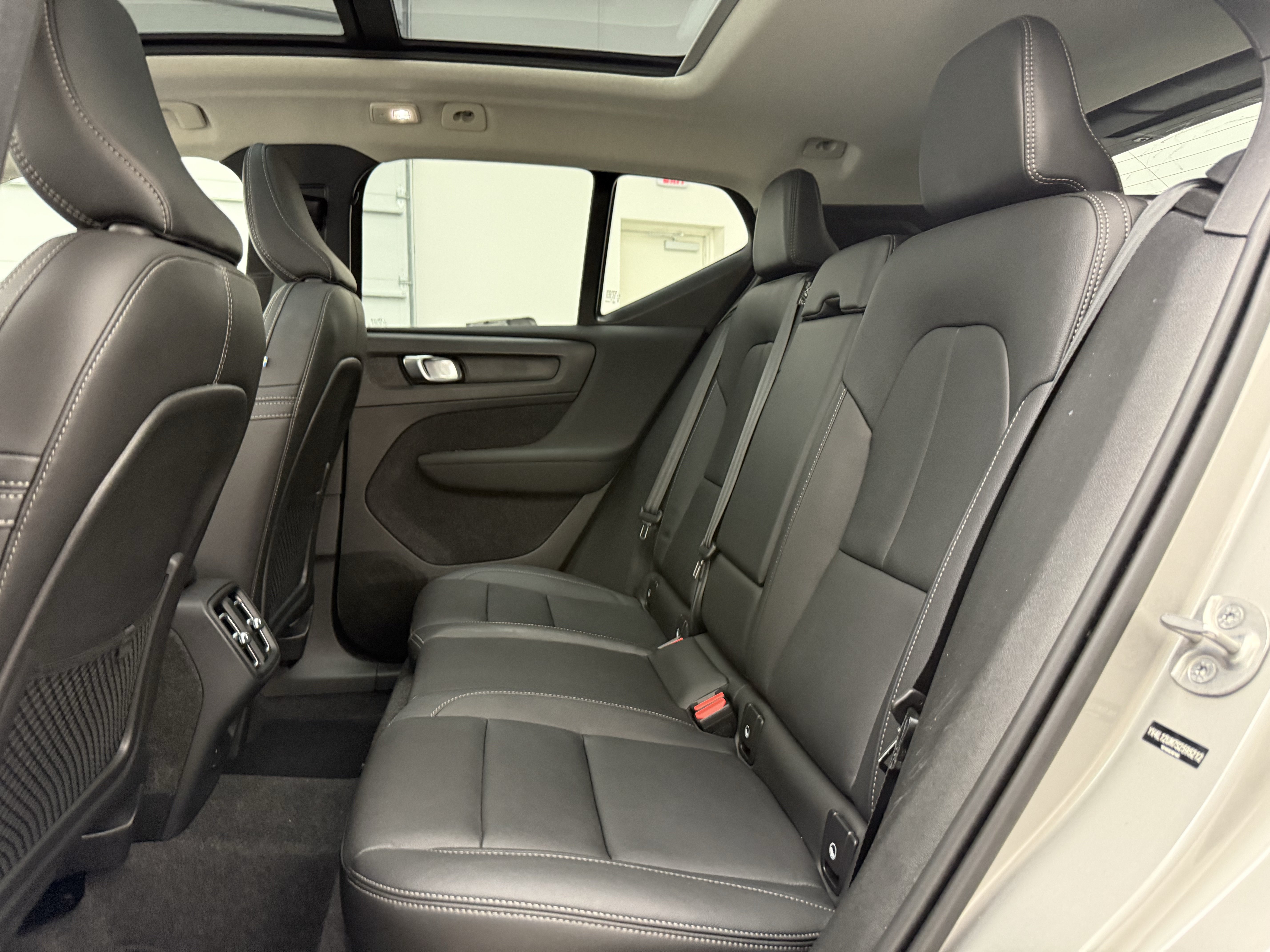 Certified 2025 Volvo XC40 B5 Ultra AWD/4WD image 27