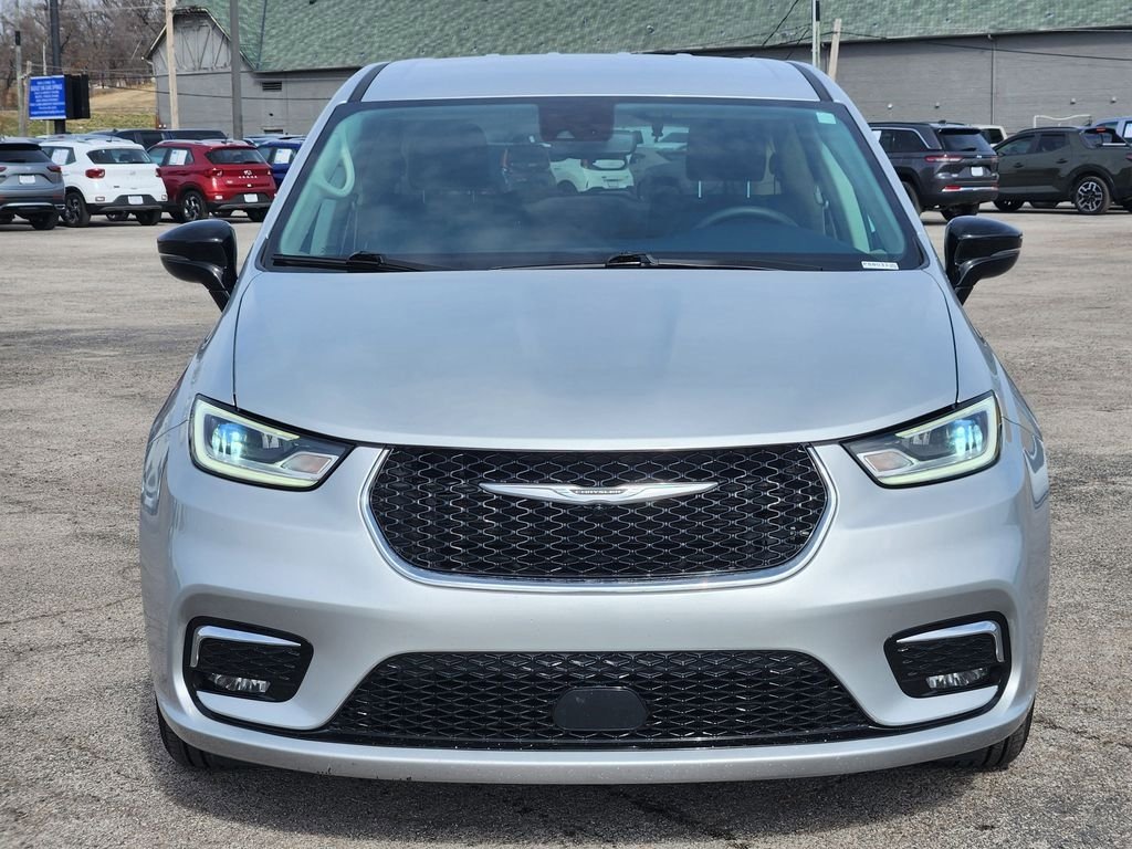 Used 2024 Chrysler Pacifica Touring-L image 2