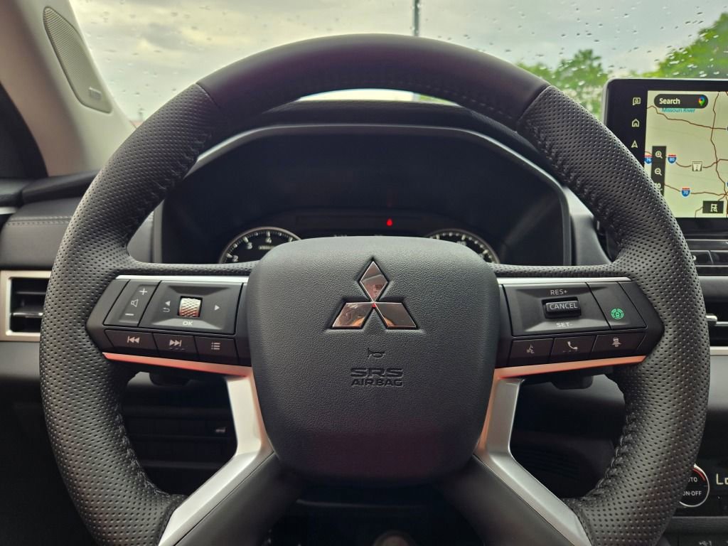 New 2025 Mitsubishi Outlander SE image 28