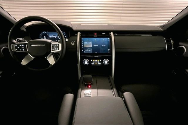 Certified 2025 Land Rover Discovery S image 18