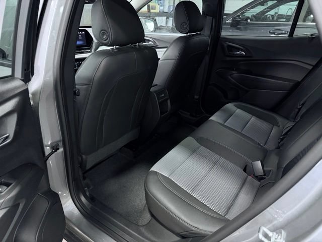 Used 2025 Chevrolet Trax LT w/ LT Convenience Package FWD image 19