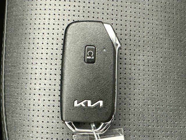 Used 2023 Kia Niro SX image 18