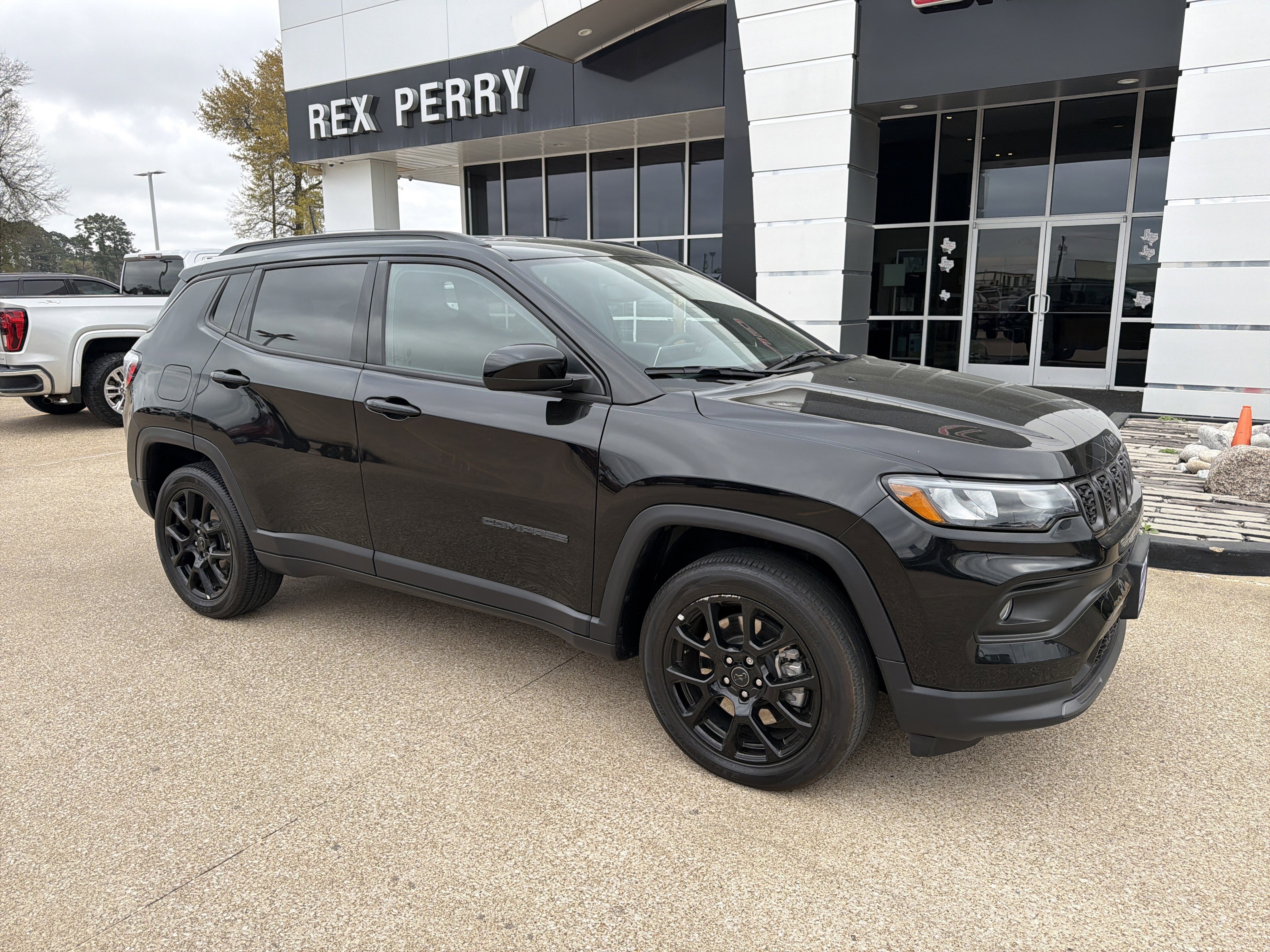 Used 2025 Jeep Compass Latitude w/ Altitude Special Edition image 2