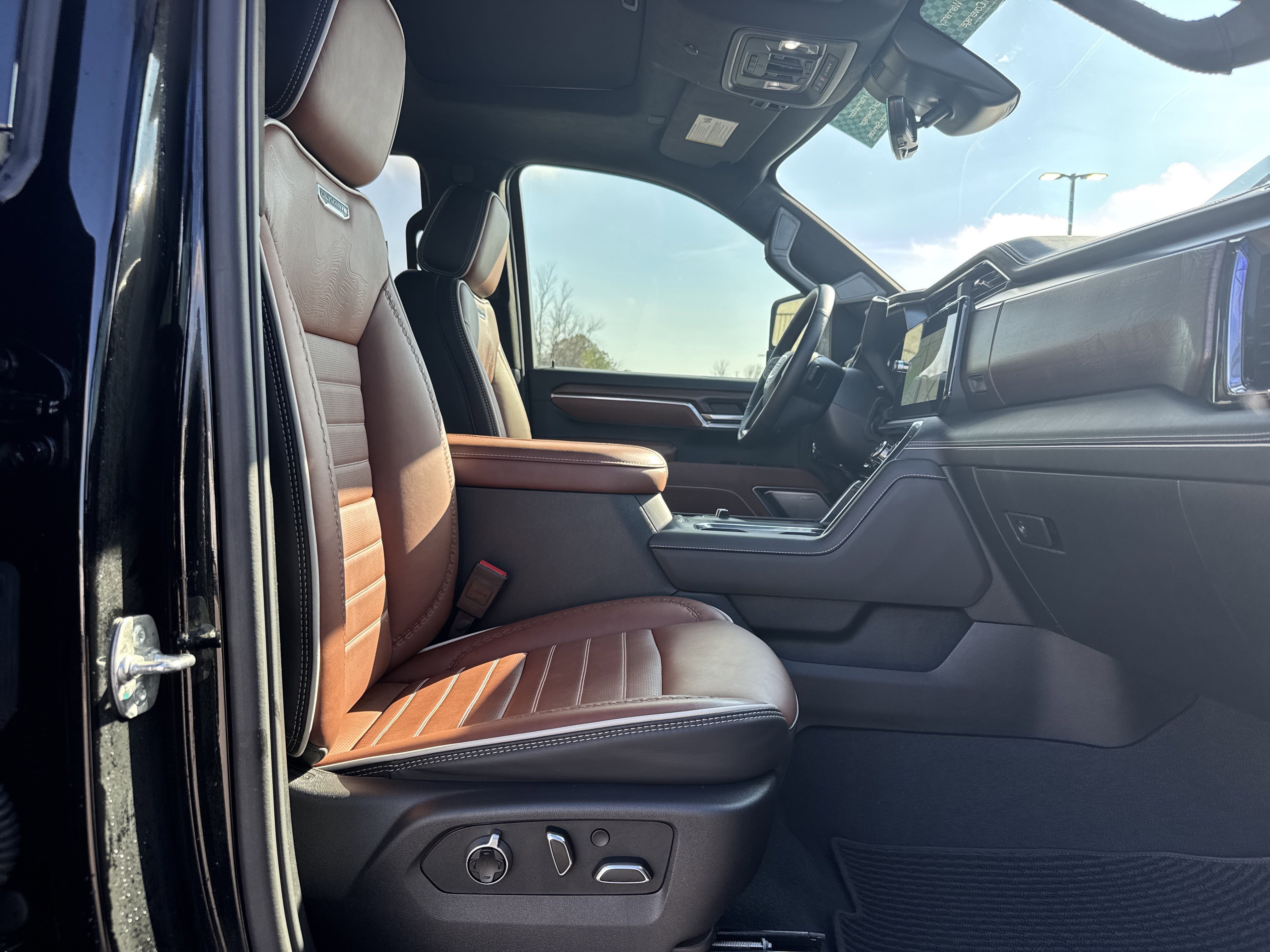 Used 2025 GMC Sierra 2500 Denali Ultimate image 32