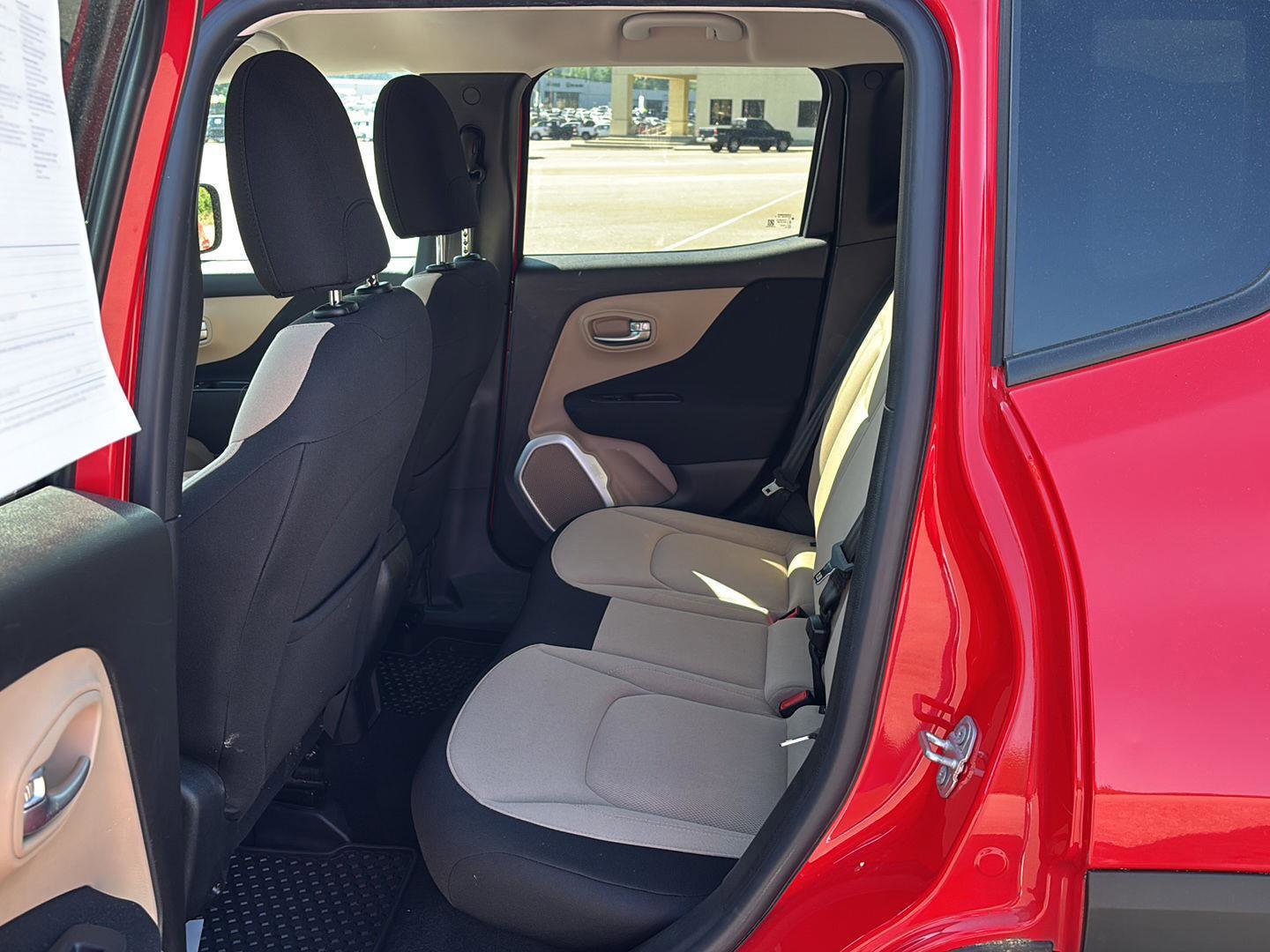 Used 2017 Jeep Renegade Latitude FWD image 8