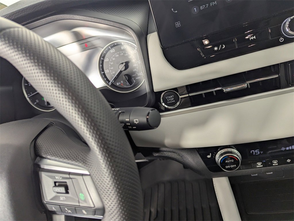 Used 2025 Mitsubishi Outlander SE image 24