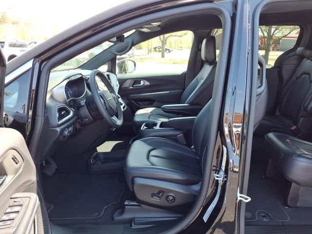 Used 2025 Chrysler Pacifica Select image 4