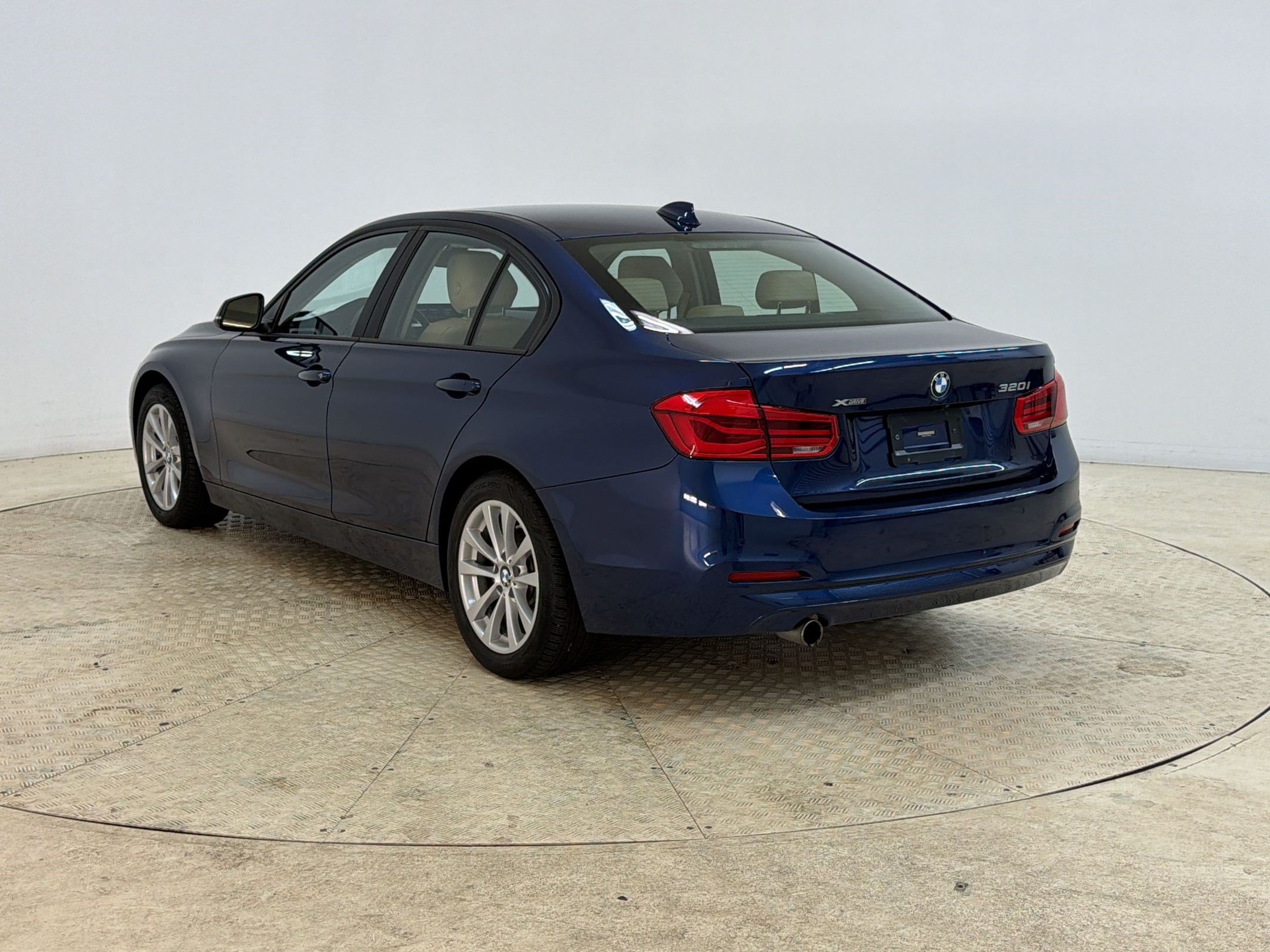 Used 2018 BMW 320i xDrive Sedan w/ Convenience Package AWD/4WD image 3