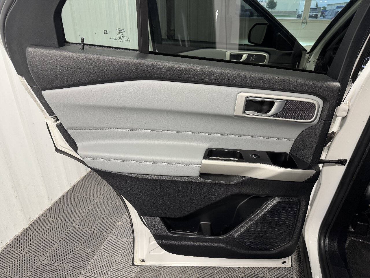 Used 2022 Ford Explorer XLT w/ XLT Sport Appearance Package AWD/4WD image 13