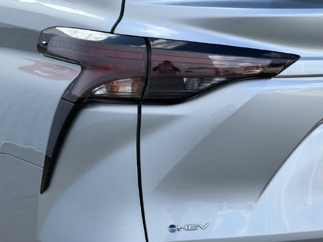 Used 2025 Toyota Sienna XLE FWD image 6