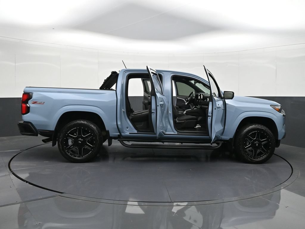 Used 2025 Chevrolet Colorado Z71 w/ Technology Package AWD/4WD image 41