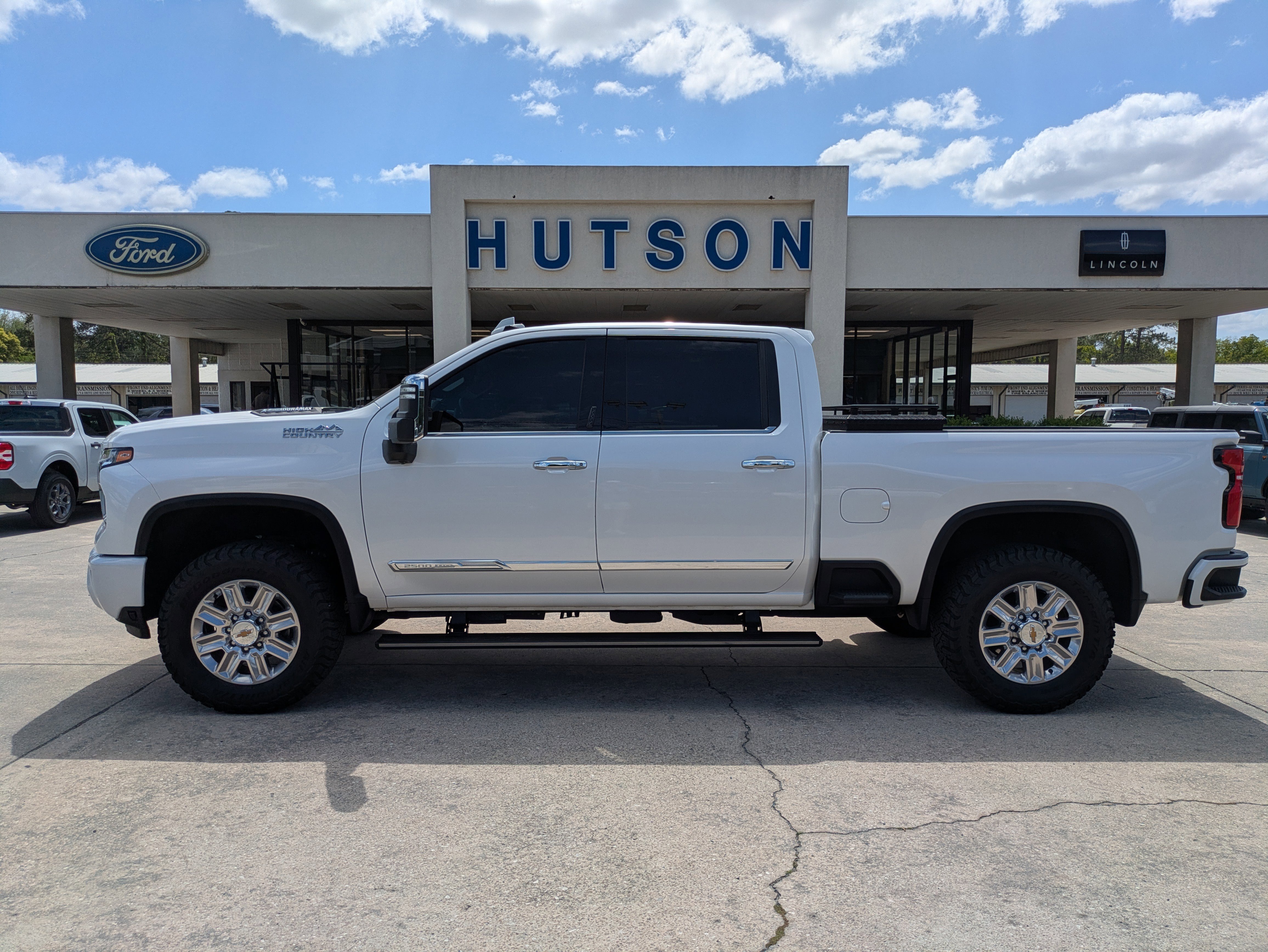 Used 2024 Chevrolet Silverado 2500 High Country w/ High Country Premium Package AWD/4WD image 1
